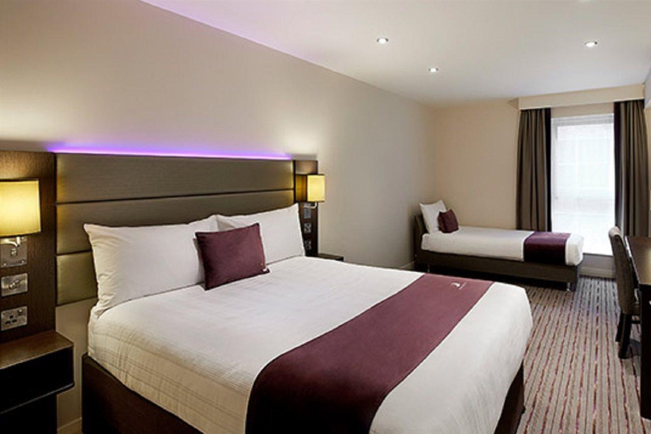 Premier Inn Premier Inn Bagshot Exteriör bild