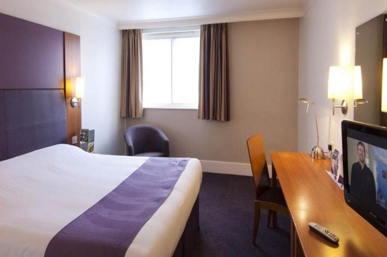 Premier Inn Premier Inn Bagshot Exteriör bild